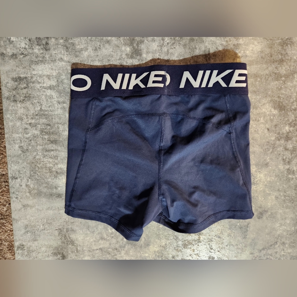 Nike pro shorts with logo on it - Picture 4 of 4